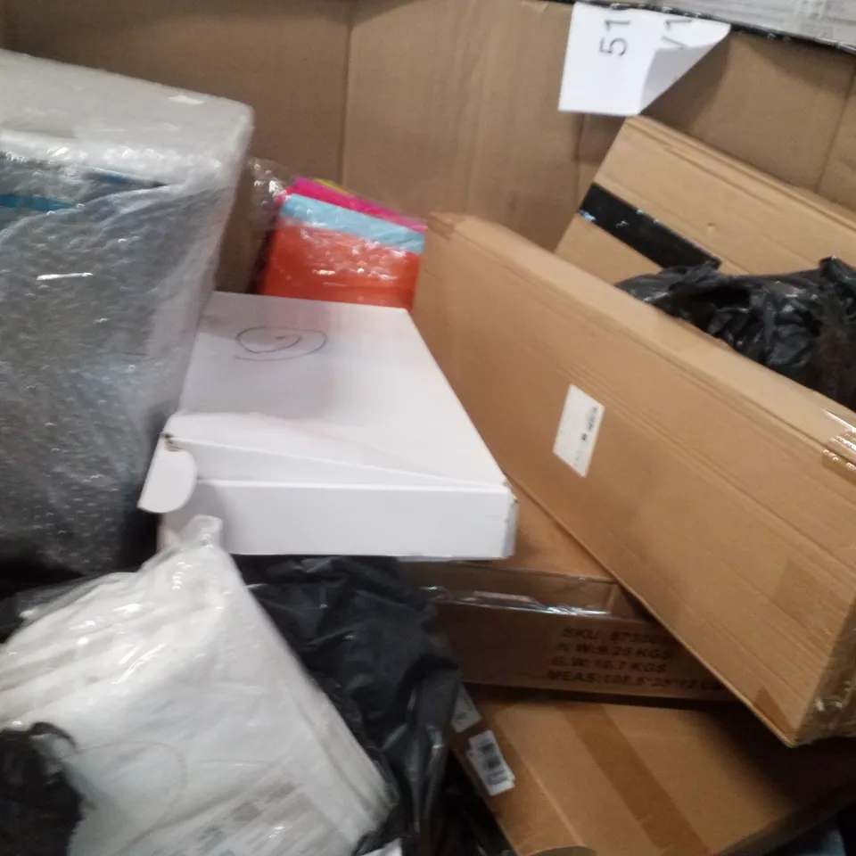 PALLET OF ASSORTED HOUSEHOLD GOODS AND PRODUCTS TO INCLUDE;DOG GRASS PAD WITH TRAY,PORTABLE DOG CRATE,PIZZA STONE ALUMINIUM PIZZA PEEL