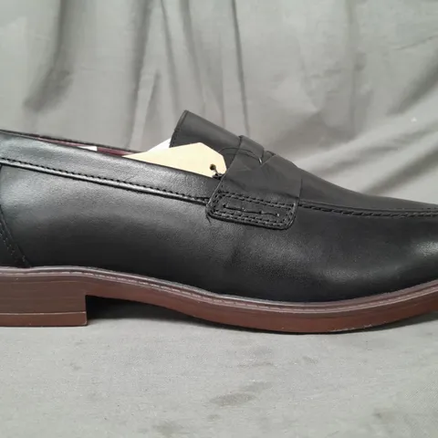 BOXED PAIR OF THOMAS CRICK LOAFERS IN BLACK UK SIZE 10