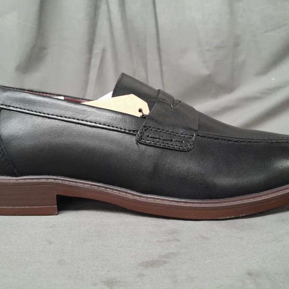 BOXED PAIR OF THOMAS CRICK LOAFERS IN BLACK UK SIZE 10