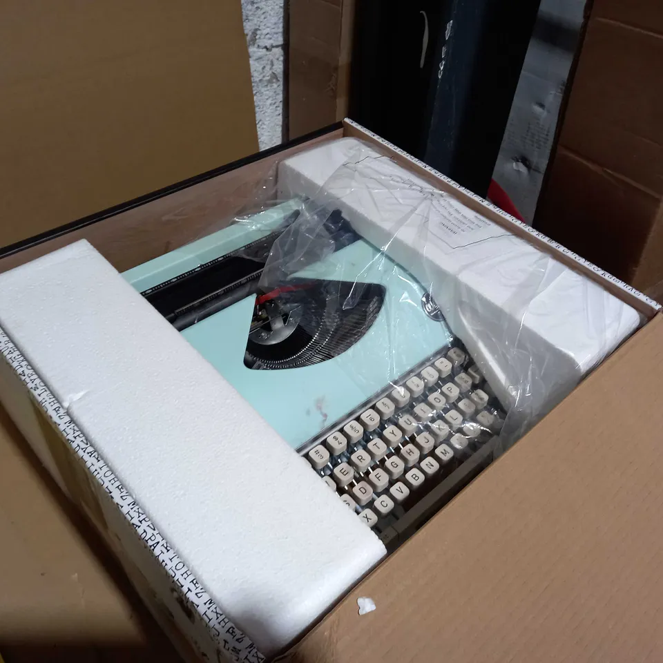 WE R MEMORY KEEPERS TYPECAST TYPEWRITER