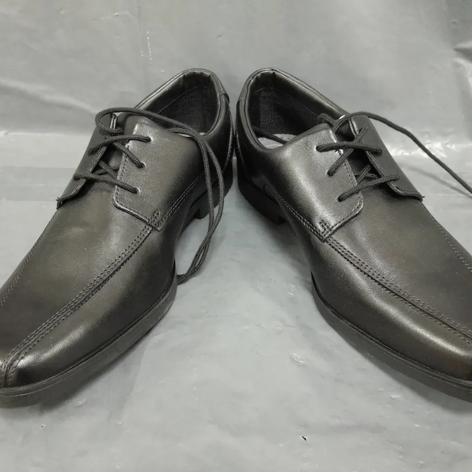 BOXED PAIR OF CLARKS LACE UP SCHOOL SHOES IN BLACK SIZE 5.5