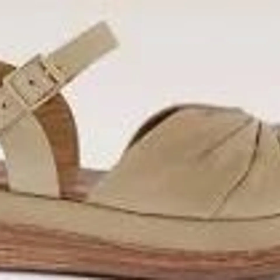 BOXED PAIR OF OUTLET ADESSO ITALIA LEATHER SANDALS -UK SIZE 5