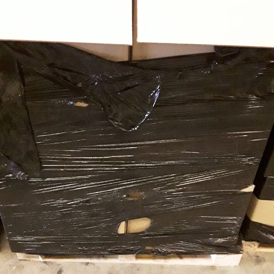 PALLET OF ASSORTED PRODUCTS TO INCLUDE; LOOM BANDS - COLOURED PLASTIC BOWLS - SALT & PEPER GRIMDER SET ECT