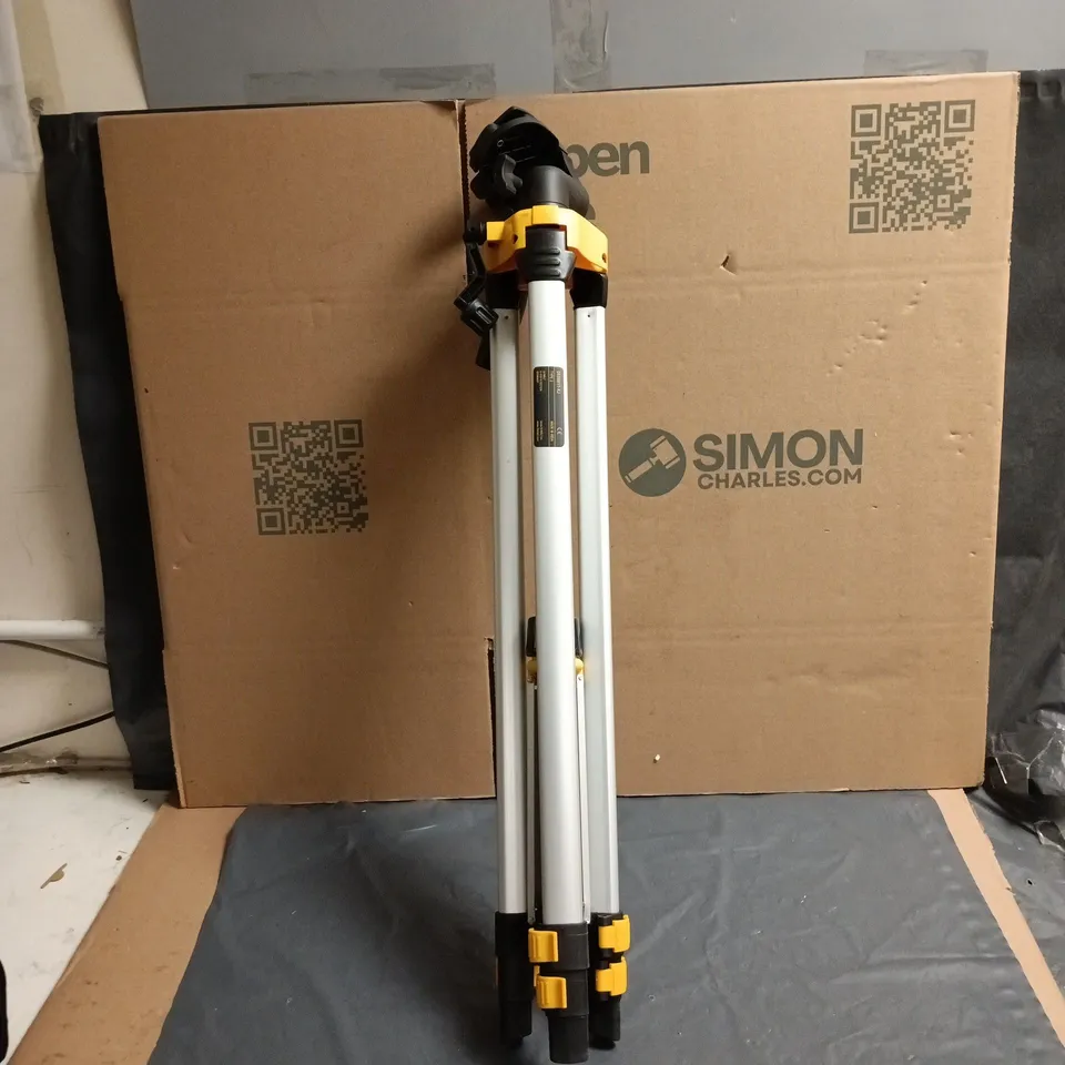 DEWALT DE0881T-XJ TYPE 2 LASER LEVEL TRIPOD WITH BLACK CARRY CASE