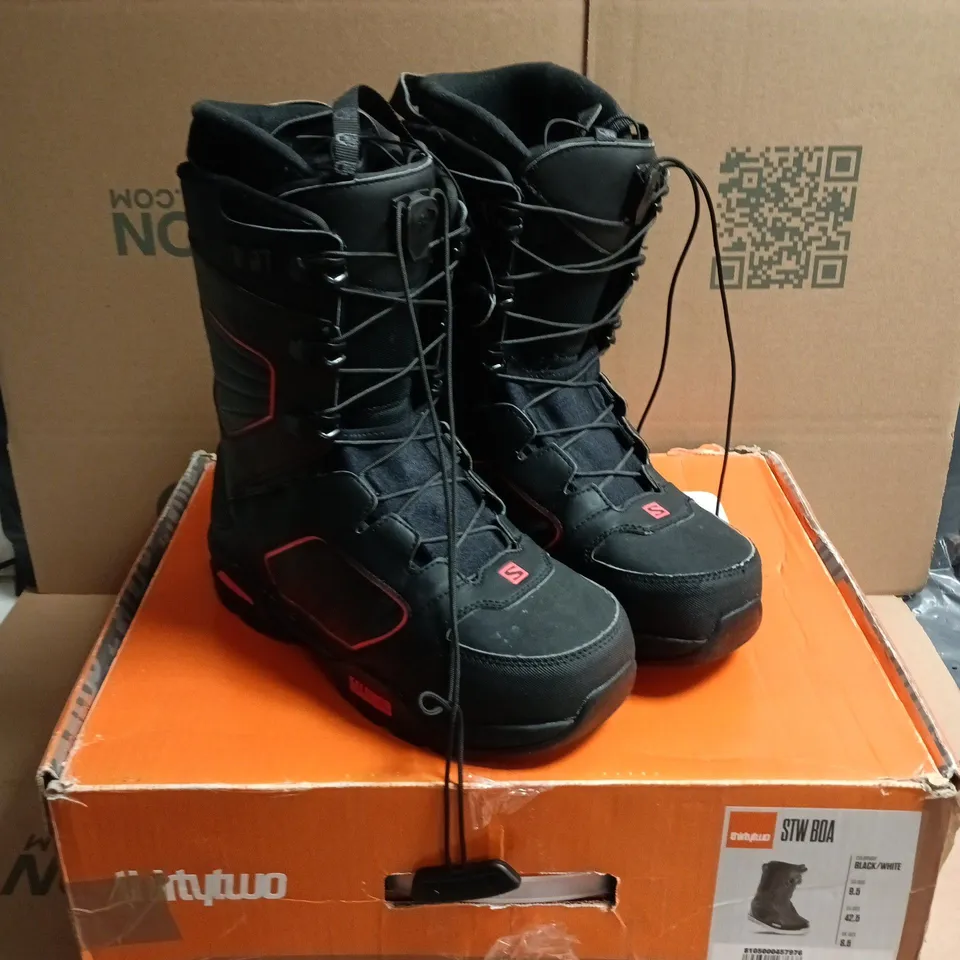 BOXED PAIR OF THIRTYTWO STW BOA SNOWBOARDING BOOTS - 8.5