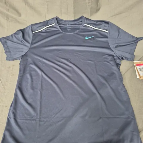 NIKE PERF TEE IN NAVY - LARGE