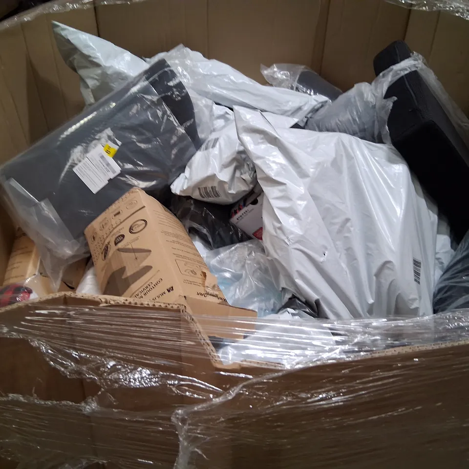 PALLET CONSISTING OF A LARGE QUANTITY OF ASSORTED PILLOWS AND SOFT FURNISHINGS