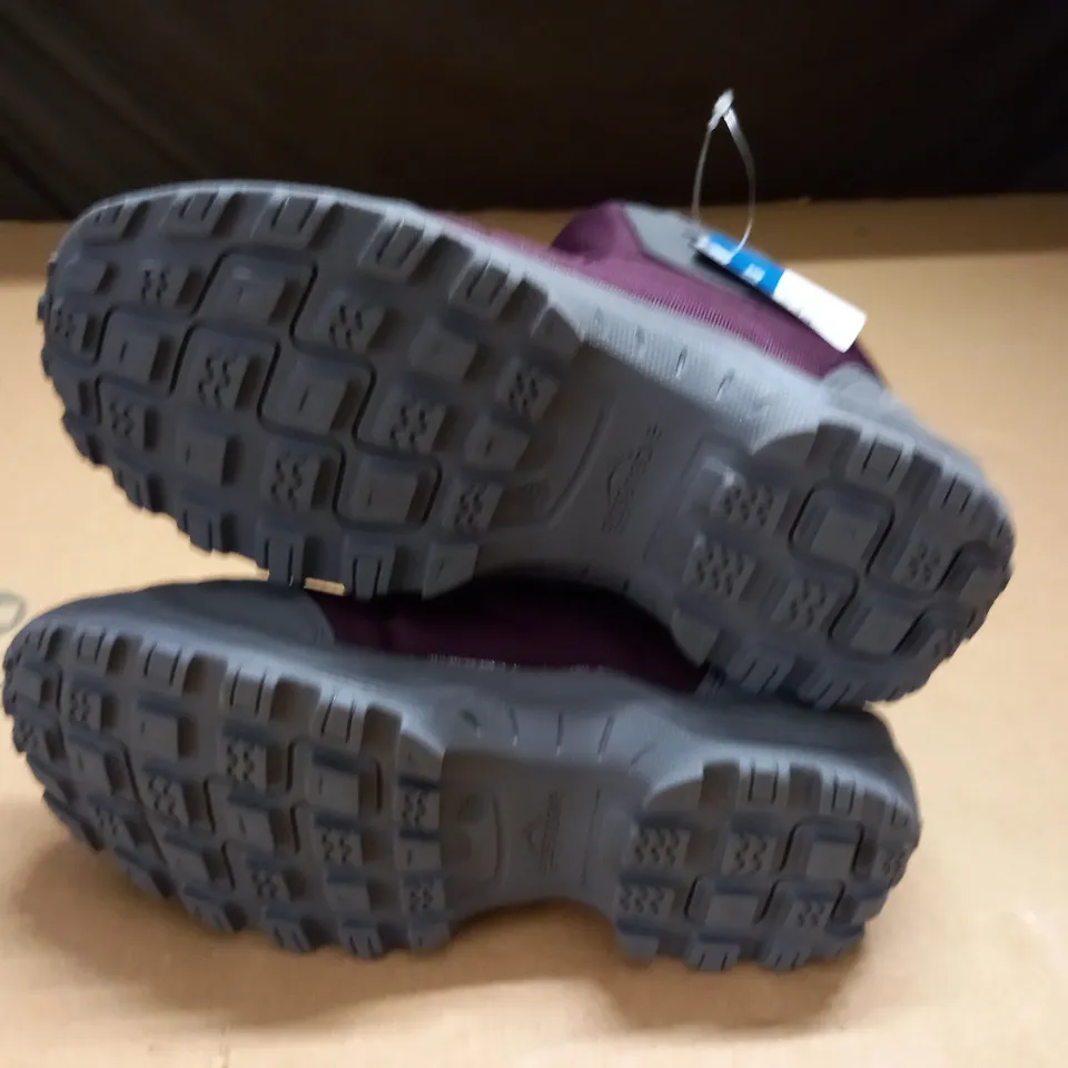 PAIR OF DECATHLON QUECHUA BURGHUNDY BOOTS - UK 3