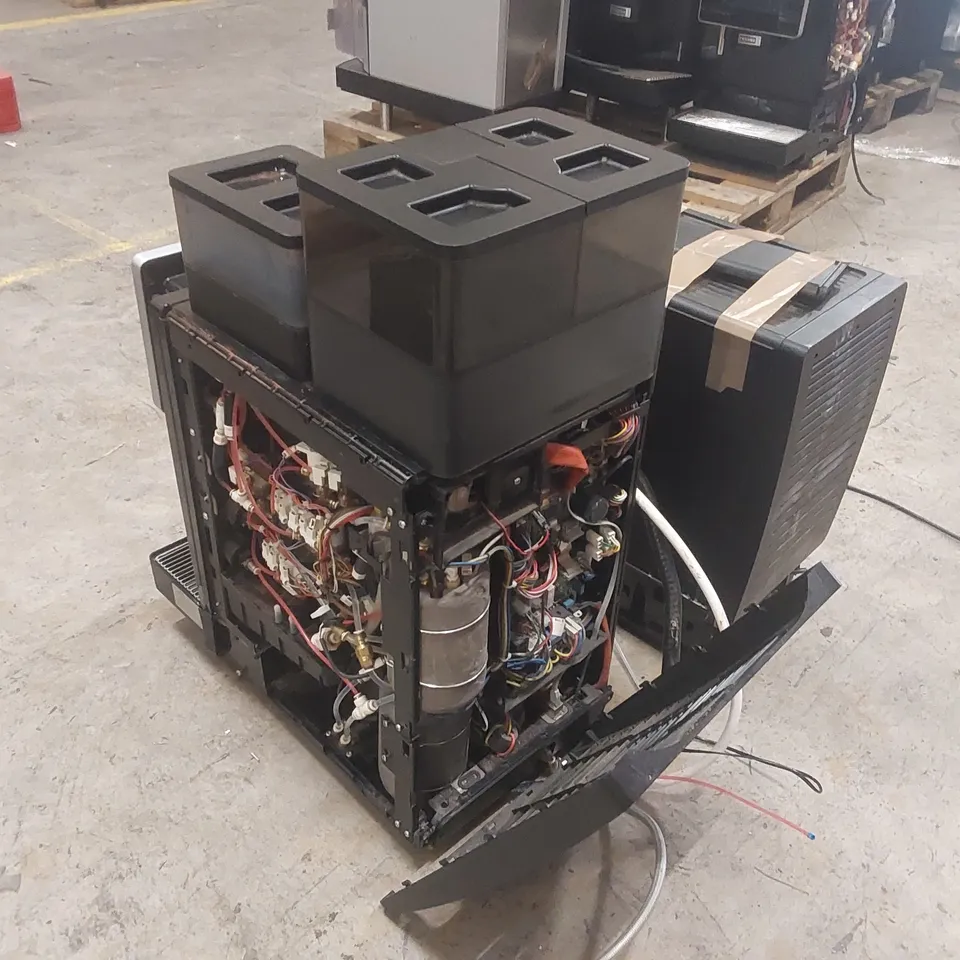 FRANKE A600 COMMERCIAL COFFEE MACHINE WITH MILK CHILLER (2 ITEMS)