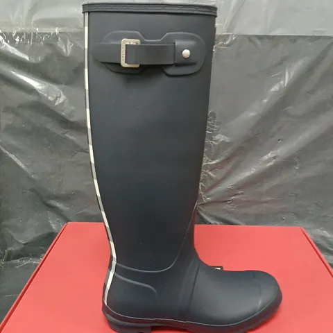 BOXED PAIR OF HUNTER WOMENS ORIGINAL TALL GINGHAM BOOTS - UK SIZE 6