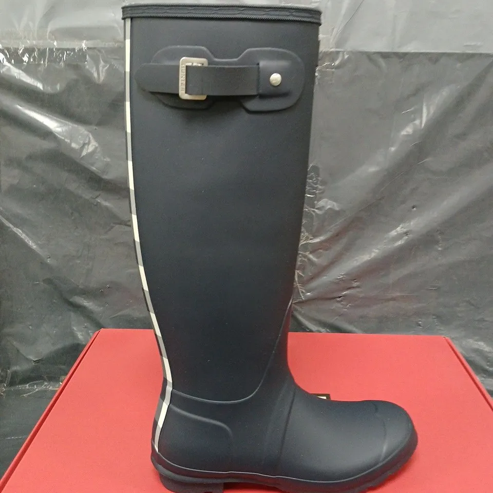BOXED PAIR OF HUNTER WOMENS ORIGINAL TALL GINGHAM BOOTS - UK SIZE 6