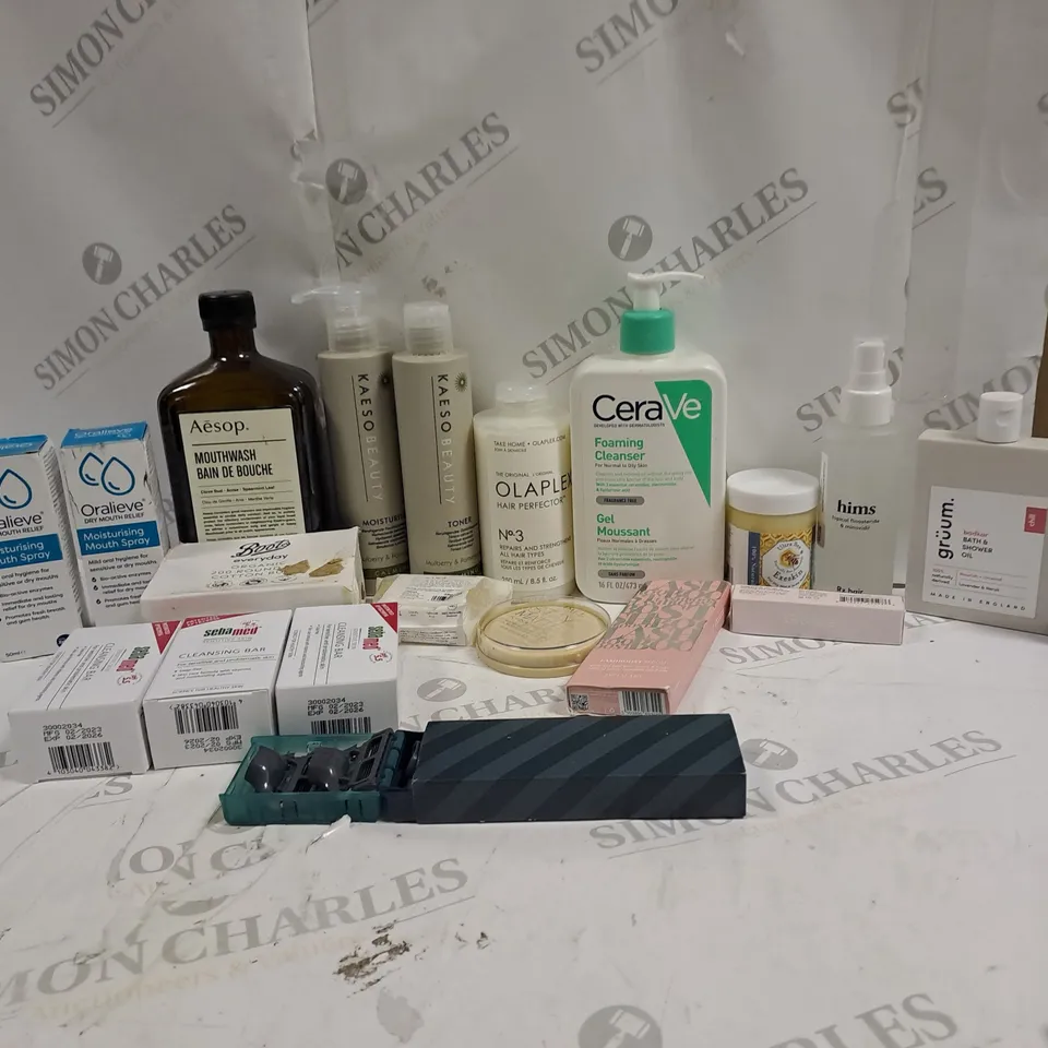 BOX OF APPROXIMATLY 20 ITEMS TO INCLUDE CERAVE, GRUUM, AESOP