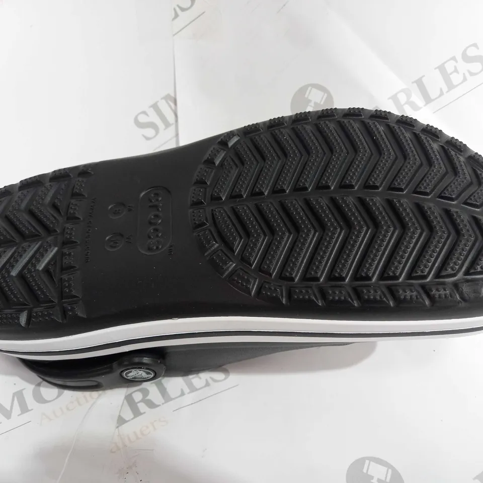 CROCS BAYABAND CLOG IN BACK & WHITE - EU 41-42