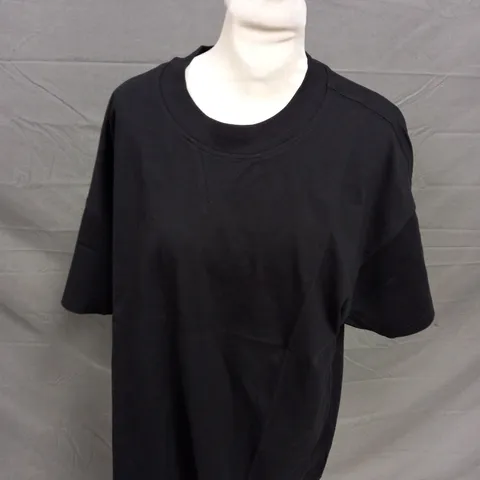 GYMSHARK REST DAY ESSENTAILS T-SHIRT - MEDIUM