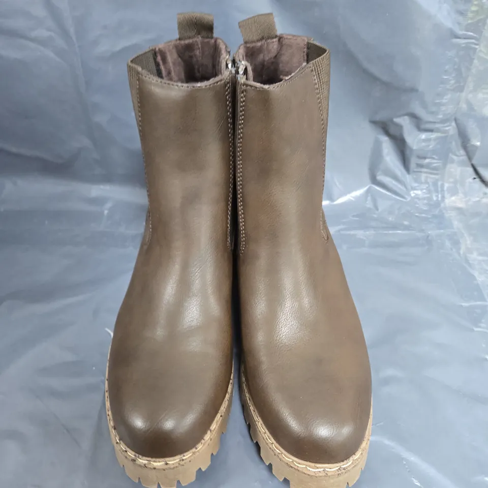 BOXED PAIR OF BLOWFISH ZIP BOOTS SIZE 6