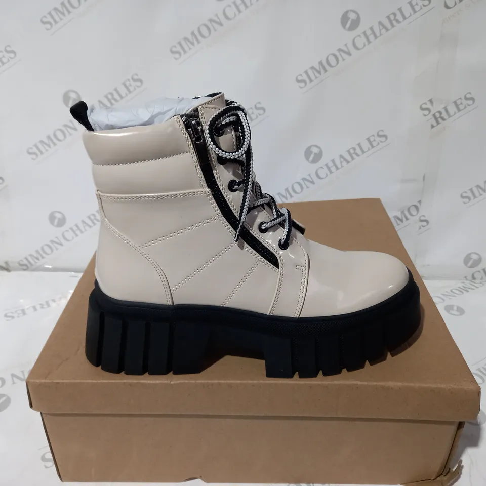 STEVE MADDEN INCREDIBLE CHUNKY LACE UP BOOT SIZE 3
