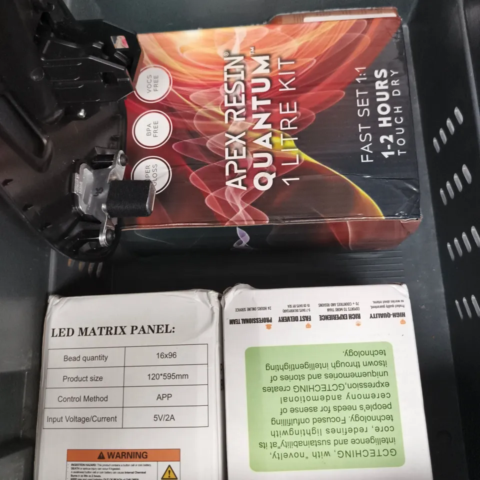 APPROXIMATELY 10 ASSORTED VEHICLE PARTS AND ACCESSORIES TO INCLUDE SCREWDRIVER SET, SOCKET SET, SWOP PAD ETC - COLLECTION ONLY