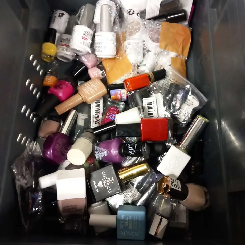 APPROXIMATELY 90 ASSORTED NAIL VARNISH/GELS TO INCLUDE; SEMILAC, VOKY, HOLO TACO, YSUVIN, THE GEL BOTTLE, VINA, BLUESKY AND ILNP