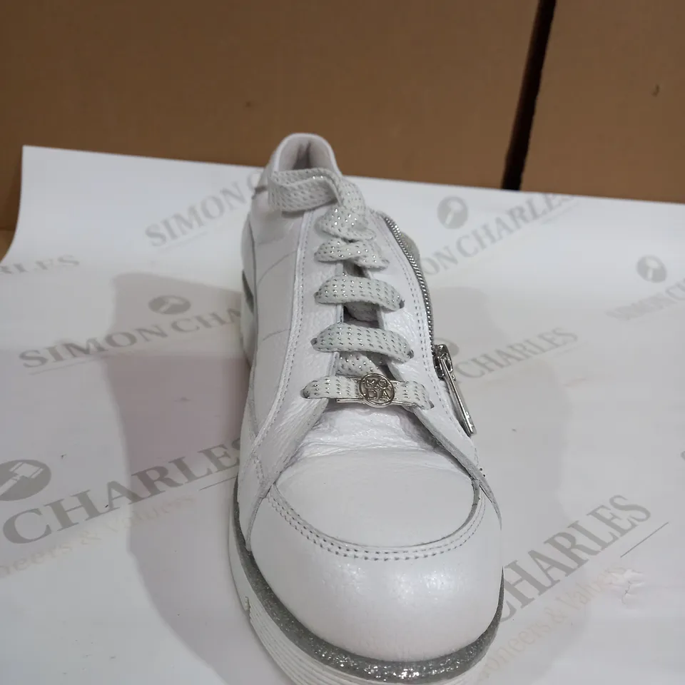 MODA WHITE  TRAINERS SIZE 8