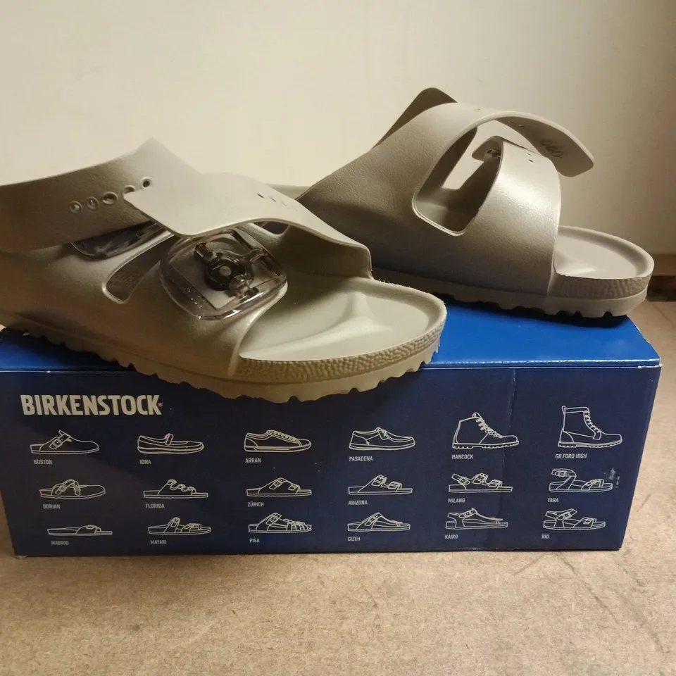 BOXED PAIR OF BIRKENSTOCK ARIZONA BIG BUCKLE SANDALS IN GREY TAUPE SIZE UK 5