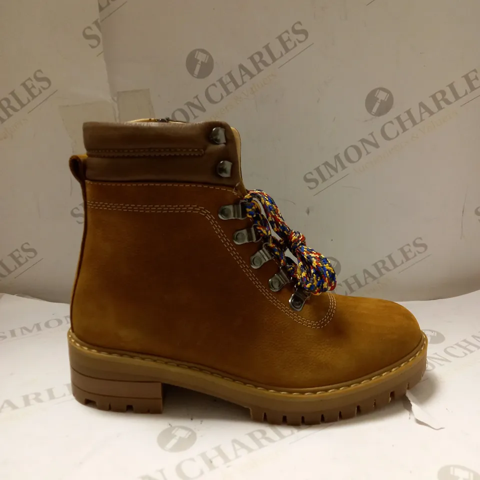 ADESSO TAN RESISTANCE HIKING BOOTS - SIZE 5