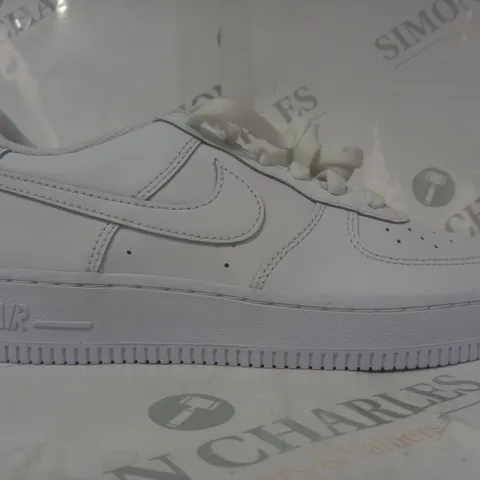 BOXED PAIR OF NIKE AIR FORCE 1 LE SHOES IN WHITE UK SIZE 5