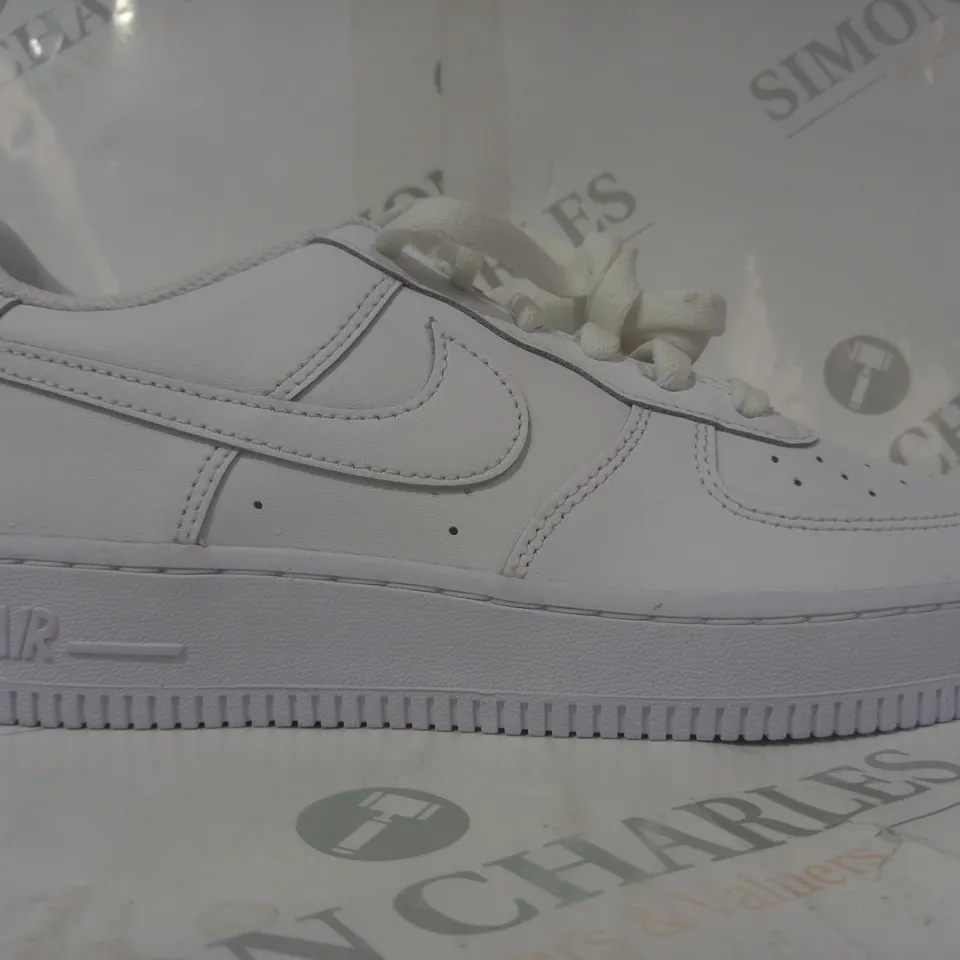 BOXED PAIR OF NIKE AIR FORCE 1 LE SHOES IN WHITE UK SIZE 5