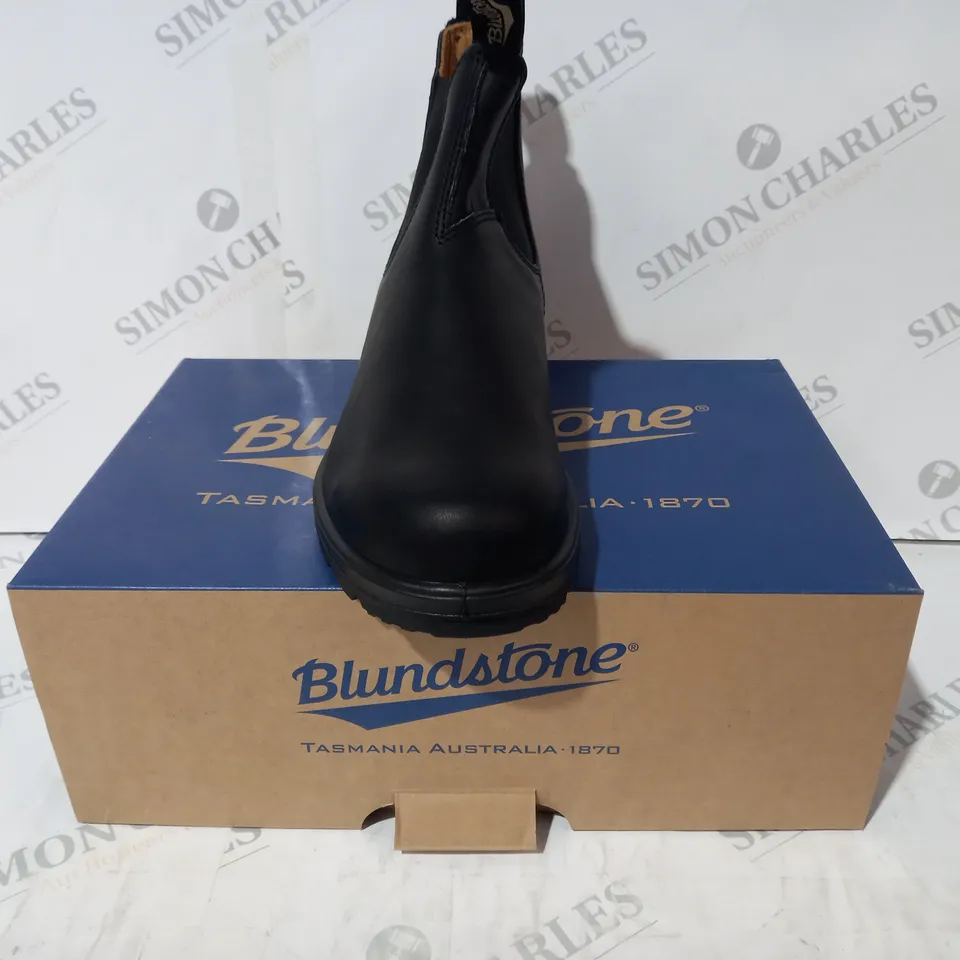 BOXED PAIR OF BLUNDSTONE ELASTIC SIDED BOOTS IN BLACK UK SIZE 7