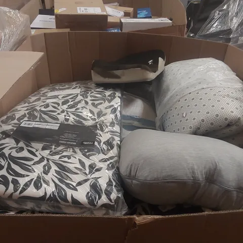 PALLET CONTAINING A LARGE QUANTITY OF ASSORTED CUSHIONS, PILLOWS AND RELATED ITEMS ECT