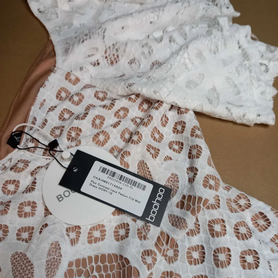 BOOHOO IVORY/CONTRAST LACE PEPLUM FRILL MIDID DRESS - SIZE 18