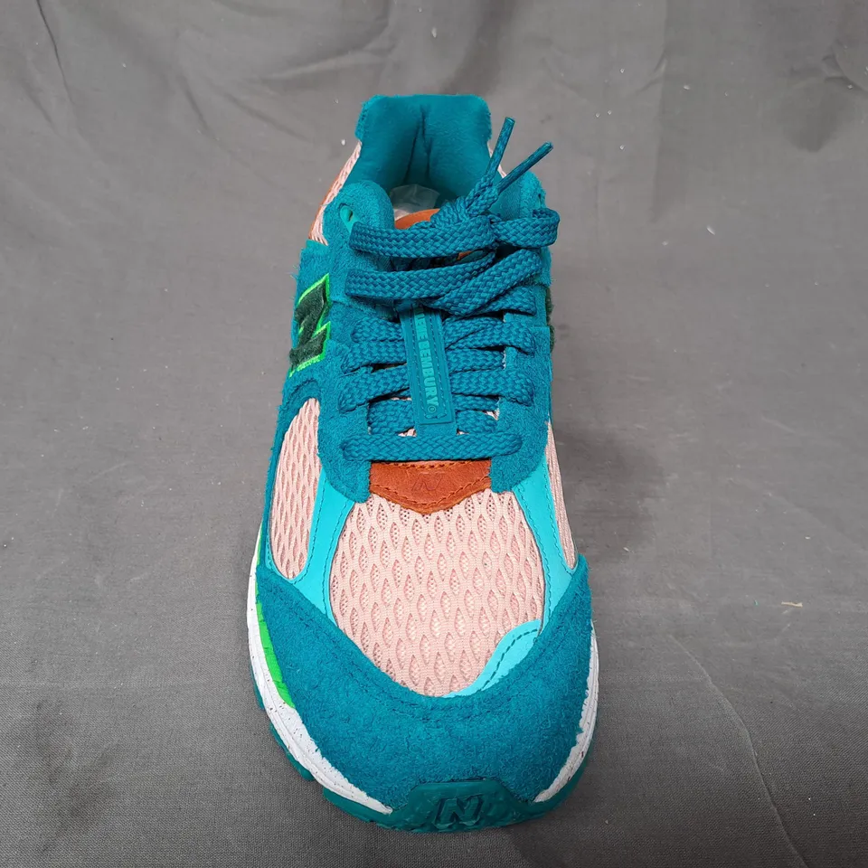 PAIR OF NEW BALANCE 2002R SHOES IN BLUE/GREEN UK SIZE 8