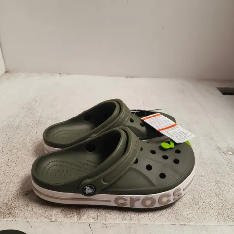 CROCS CLASSIC CLOGS – SIZE M5 / W6