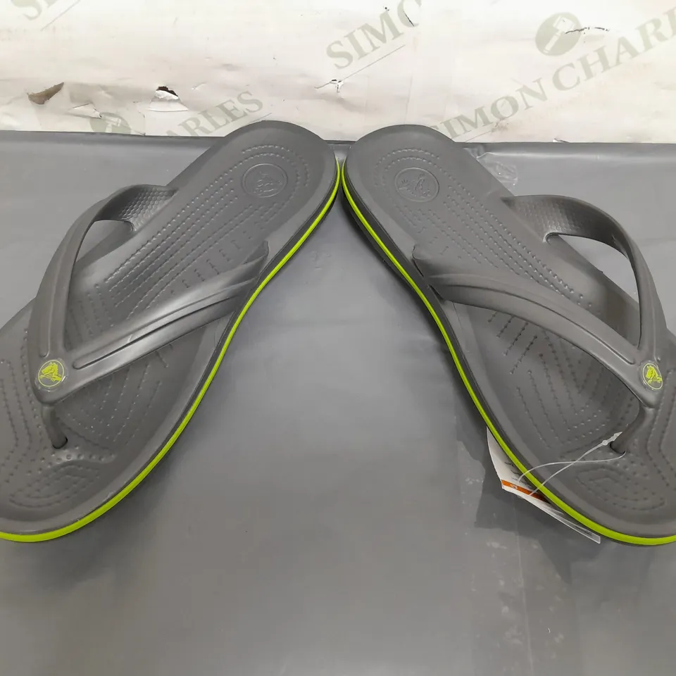 PAIR OF CROCS CROCBAND FLIP FLOPS IN GREY/LIME UK SIZE M8/W9