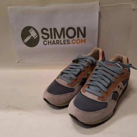 SAUCONY SHADOW 5000 TRAINERS – UK 4.5 (US MEN 5.5 / US WOMEN 7) – GREY/BLUE/ORANGE