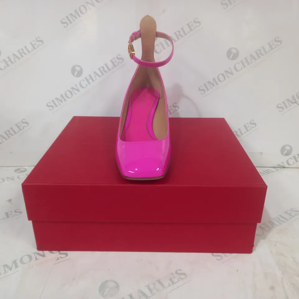 BOXED PAIR OF VALENTINO GARAVANI CLOSED SQUARE TOE ANKLE STRAP BLOCK HEELS IN PINK EU SIZE 37