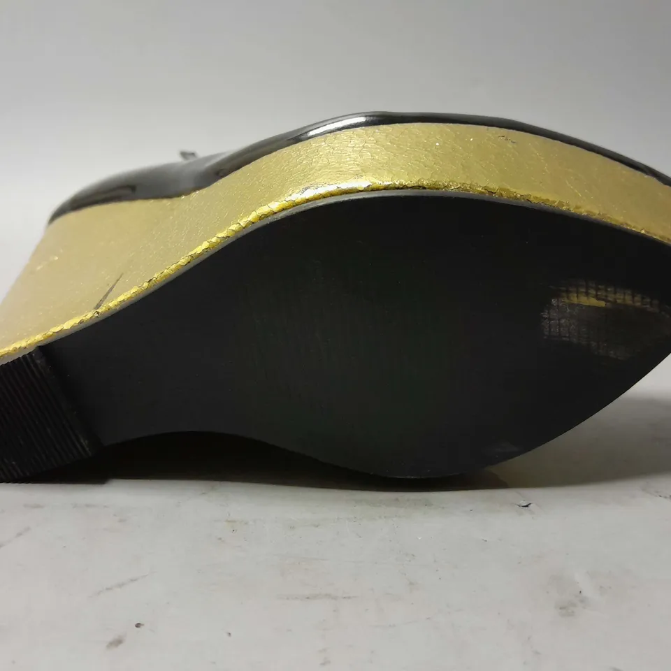 APPROXIMATELY 8 ASSORTED LOOSE PAIRS OF PRIMARK RAISED FOOT HEELS IN BLACK/GOLD IN VARIOUS SIZES