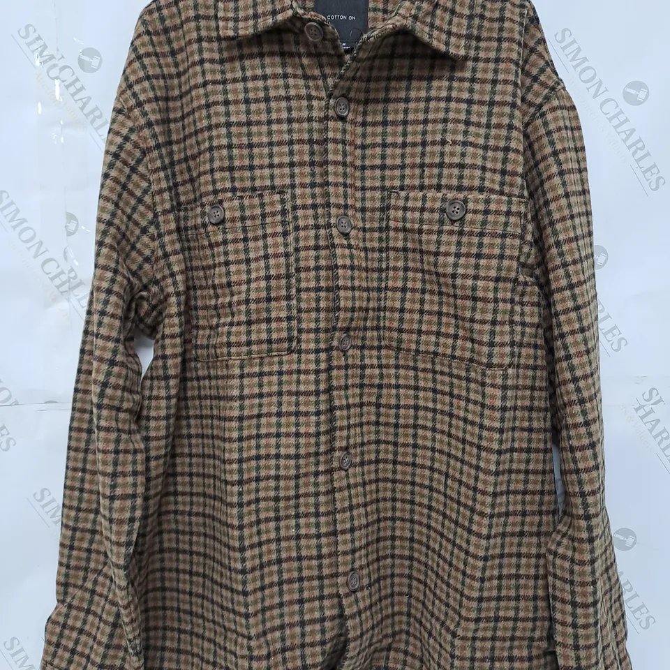 10 ASSORTED NEW CLOTHING ITEMS TO INCLUDE HEAVY OVERSHIRT, SWEATERS, JEANS, ETC