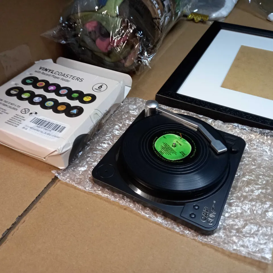 LOT OF APPROX 10 ASSORTED HOUSEHOLD/ GIFT ITEMS TO INCLUDE: HOT WATER BOTTLE, PACKAGED MINE CRAFT FLEECE, VINYL COASTERS