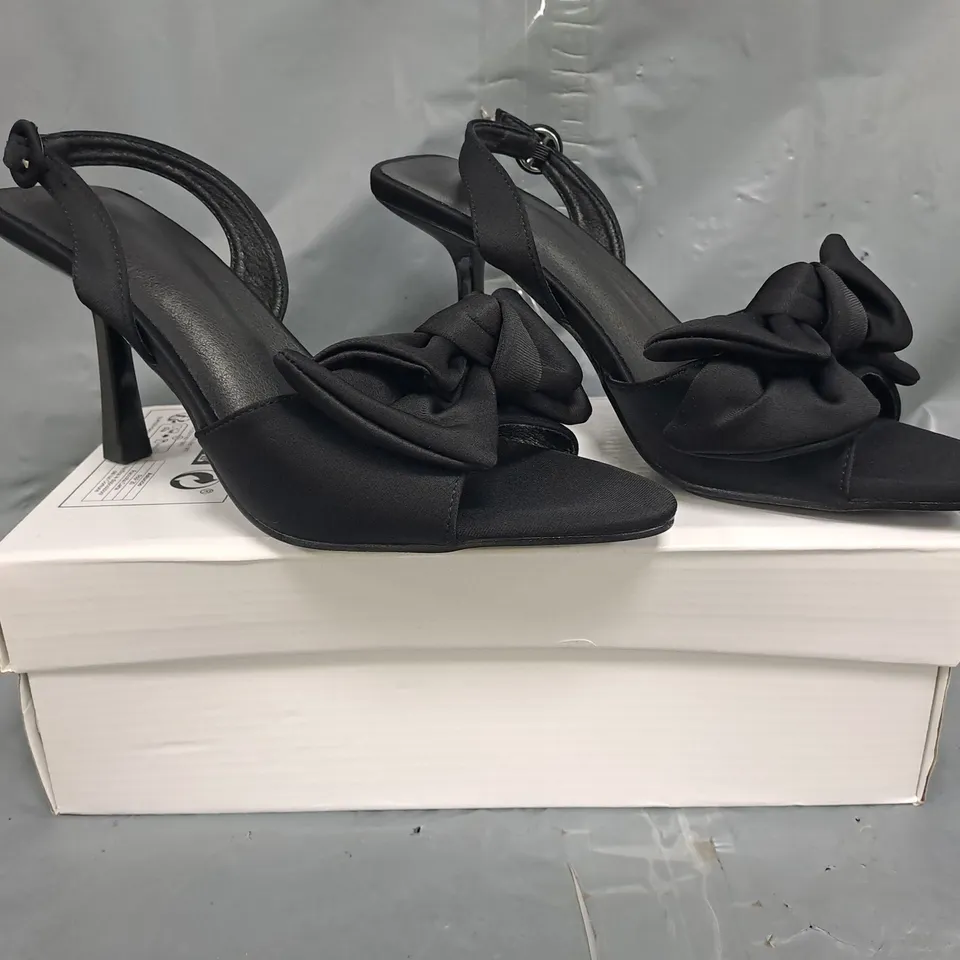 BOXED PAIR OF UNBRANDED OPEN TOE HEELS IN BLACK W. BOW DETAIL SIZE EU 39