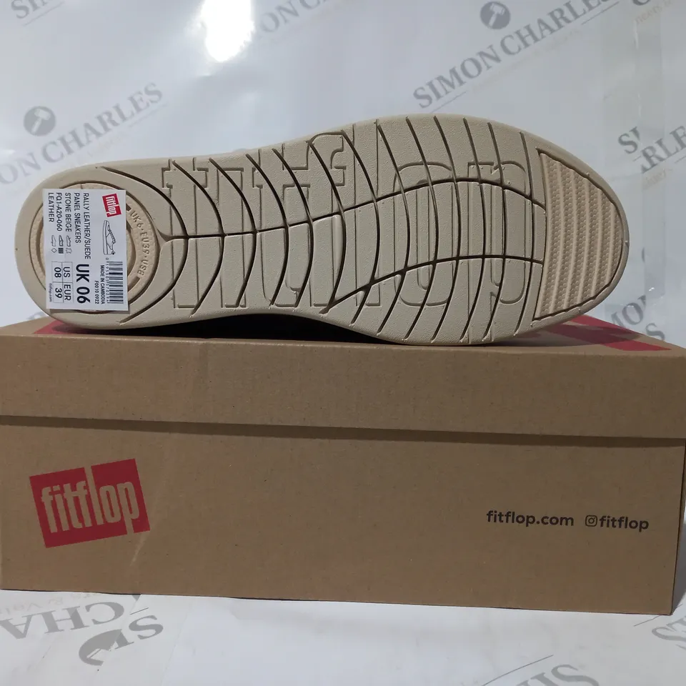 BOXED PAIR OF FITFLOP RALLY LEATHER PANEL SNEAKERS IN STONE BEIGE UK SIZE 6