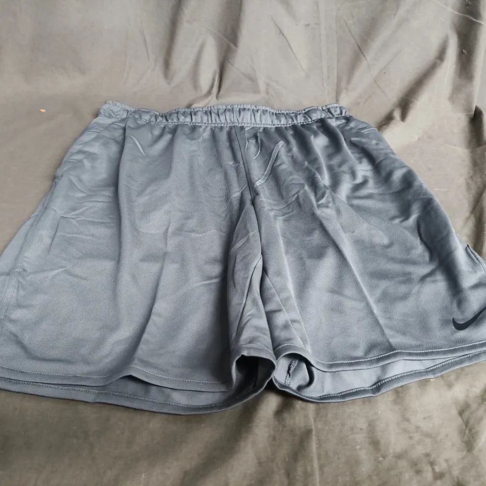 NIKE LOGO CASUAL SHORTS - SIZE L