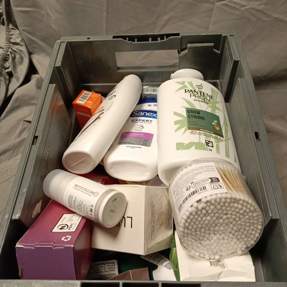 APPROXIMATELY 20 ASSORTED COSMETIC ITEMS TO INCLUDE PANTENE, DOVE, LUVIE, COTTON SWABS, GREEN PEOPLE DEODORANT, BLUSH ETC