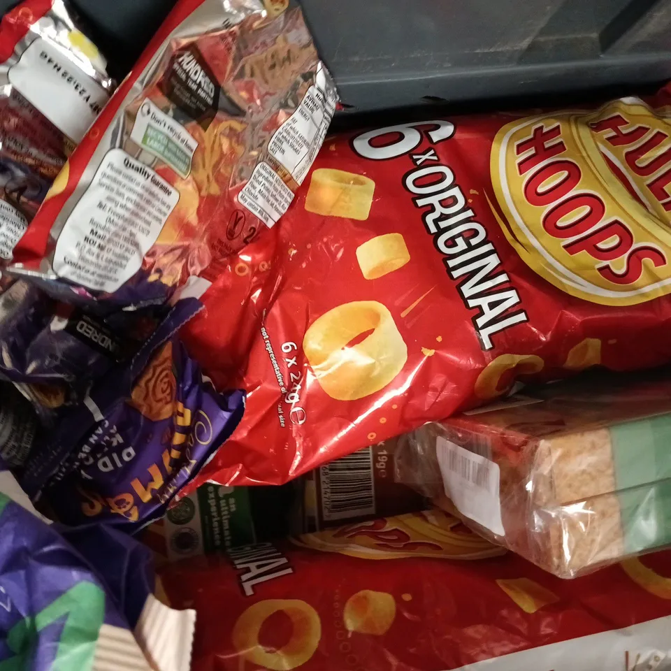 APPROXIMATELY 10 ASSORTED FOOD AND DRINK ITEMS TO INCLUDE ANIMALS, HULA HOOPS, ETC