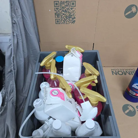 TOTE OF APPROXIMATELY 15 ASSORTED LIQUID ITEMS TO INCLUDE: DOMESTOS 