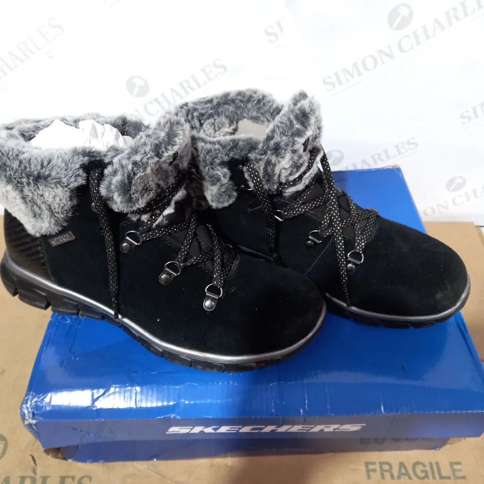 BOXED PAIR OF SKECHERS BLACK BOOTS - SIZE 5