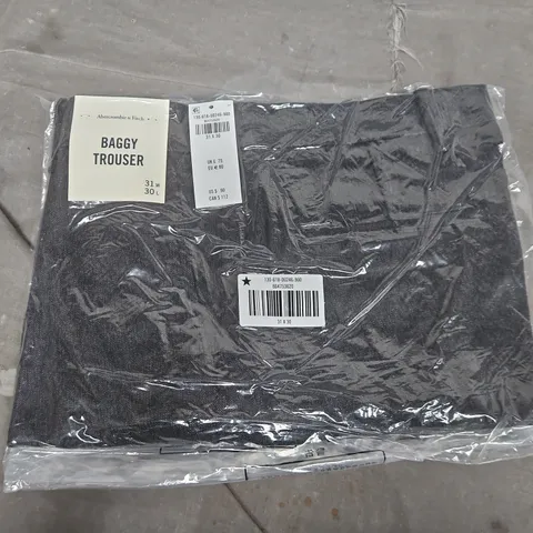 BAGGED ABERCROMBIE & FITCH BAGGY TROUSERS IN BLACK - 31/30