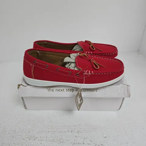BOXED PAIR OF DR KELLER LADIES COMFORT CASUAS IN RED - SIZE 5