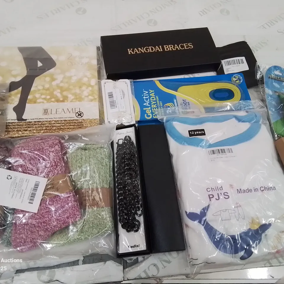 BOX CONTAINING LARGE QUANTITY OF MIXED EVERYDAY HOUSEHOLD ITEMS ETC. TO INCLUDE: SOCKS, JEWELLERY ITEMS, BRACES, TIGHTS, MINECRAFT WATCHES AND LOTS MORE