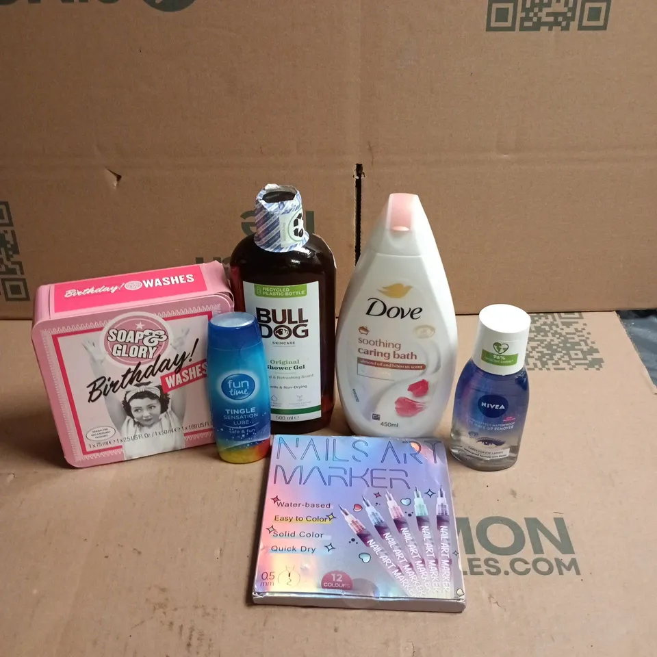 APPROXIMATEY 20 ASSORTED HEALTH AND BEAUTY PRODUCTS TO INCLUDE - BULLDOG ORIGNAL SHOWER GEL - DOVE SOOTHING CARING BATH SOAK AND NAIL ART MARKERS