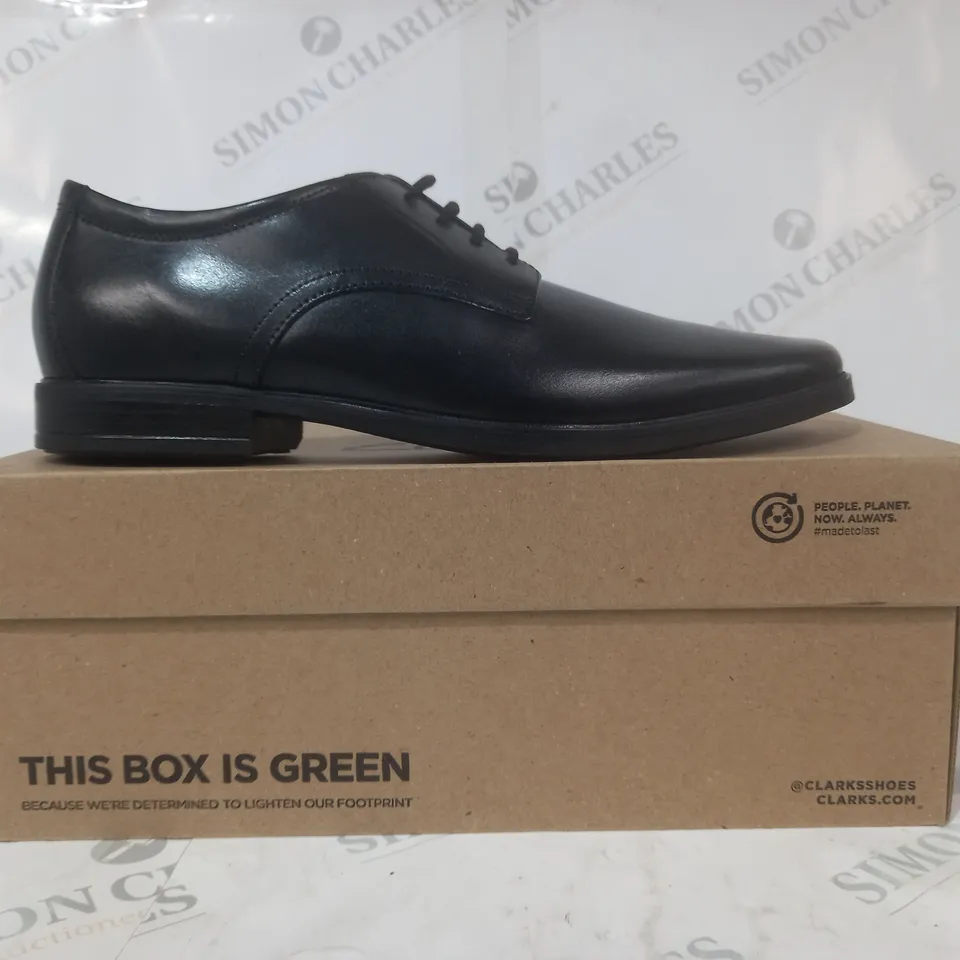 BOXED PAIR OF CLARKS HOWARD WALK SHOES IN BLACK UK SIZE 10